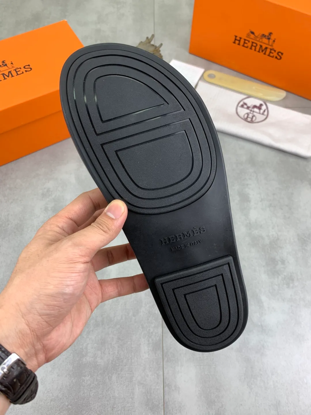 Men's shoes 💰P440 New [HERMES] high-end quality new Hermès slippers, made of imported calfskin, wear-resistant and non-slip rubber outsole. Fashionable and elegant code number: 39-44 (38 45 46 customized)